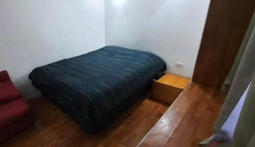 普孔Cabañas Habitainer 2的铺有木地板的客房内的一张蓝色的床