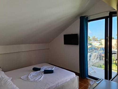 SkatajVila Lazri的一间卧室设有一张床,享有阳台的景色