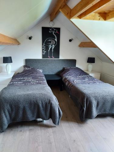 奈弗达尔Bij Noetsele的阁楼上的卧室配有两张床