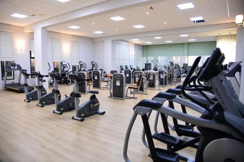 非斯Eventi Club by cité des sports adarissa的健身房,设有数排跑步机和椭圆机