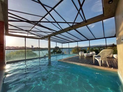 维拉卡洛斯帕兹Costalago Suites- By HVH的享有水景的游泳池