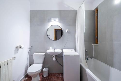克雷尼察Krynica Zamkowa 48的一间带卫生间、水槽和镜子的浴室