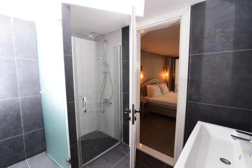 阿拉恰特9 Alacati Boutique Hotel的带淋浴、盥洗盆和卫生间的浴室