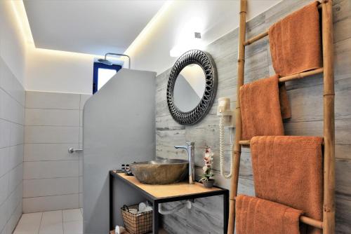 林都斯Rafael Hotel-Adults Only的一间带水槽和镜子的浴室