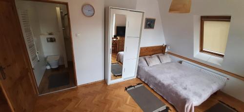 吉日茨科Mazurska Rafa的小房间设有床和镜子