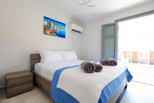 爱琴娜岛AXS Top Floor Apartment的一间卧室配有两张带毛巾的床