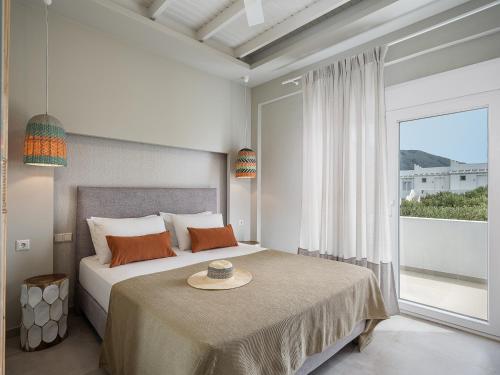 弗朗哥卡斯特隆Anthos的一间卧室设有一张床和一个大窗户