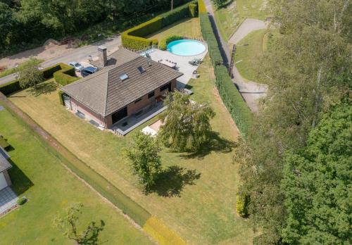 马尔梅迪Luxueuse et spacieuse villa avec sauna et piscine的享有带游泳池的房屋的空中景致