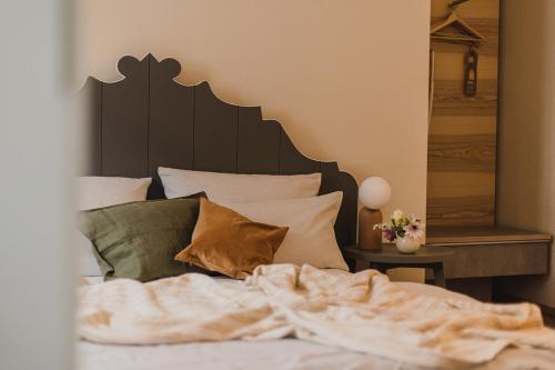 埃朗根斯塔德豪斯酒店的一间卧室配有一张带木制床头板和枕头的床。