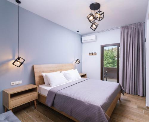 扎罗斯伊迪酒店 的一间卧室设有一张床和一个窗口