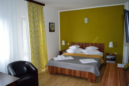旧瓦马Helen Vama Veche的一间卧室配有一张带绿色墙壁的床