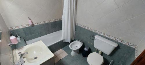 萨尔塔Casa de La Lila的浴室配有白色卫生间和盥洗盆。
