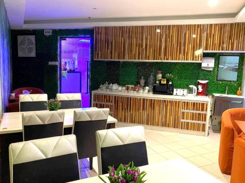 八打灵再也HOTEL SRI SUTRA (BANDAR SUNWAY)的餐厅设有紫色的门和桌椅