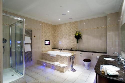 阿伯丁诺伍德大厅酒店的带浴缸、水槽和淋浴的浴室