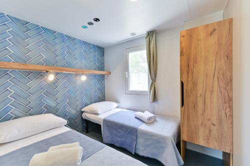 图兰杰Adria Nova kamp Laguna的客房设有两张床和窗户。