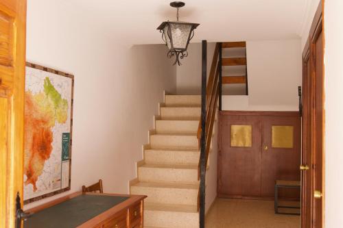 阿尔巴拉辛Apartamento Blasco的楼梯间,有楼梯的楼梯