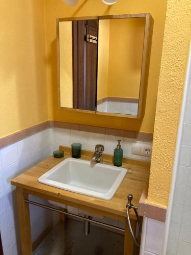 GuadalcanalCasa rural Entre el Viento y el Agua的浴室设有白色水槽和镜子