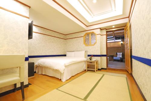 台北丽之汤温泉会馆的一间卧室,卧室内配有一张床和一把椅子