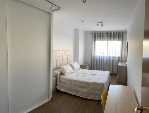 莫利纳德塞古拉Apartamento El Azul的一间小卧室,配有床和窗户