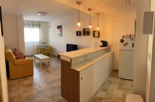 莫利纳德塞古拉Apartamento El Azul的厨房配有柜台和冰箱。