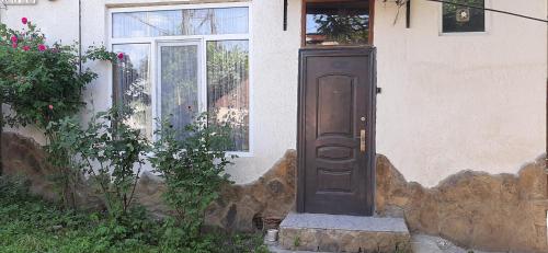 博尔若米Gamsakhurdia Street的通往带窗户的房子的门
