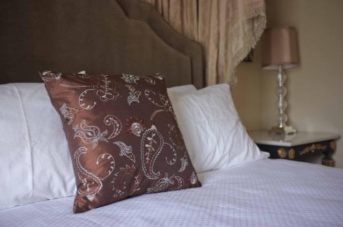卡利斯托加拥抱卡利斯塔格住宿加早餐旅馆的床上的棕色枕头
