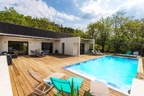库伊扎Villa Blanche, Contemporary, Cathars, Couiza, Carcassonne的一个带椅子的木制甲板上的大型游泳池