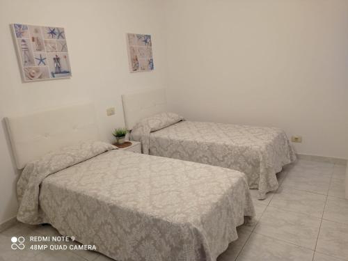 拉科萨Apartamento con vistas en Raxó的两张床位 - 带两张西德西德西德西德床