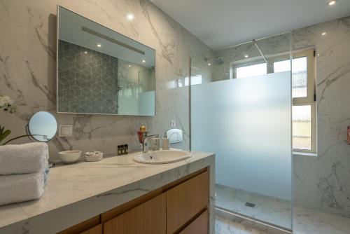 基萨莫斯Harmony House的一间带水槽和镜子的浴室