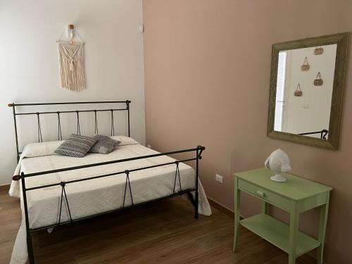 斯佩基亚Tavernetta Open space的一间卧室配有一张床、镜子和一张桌子