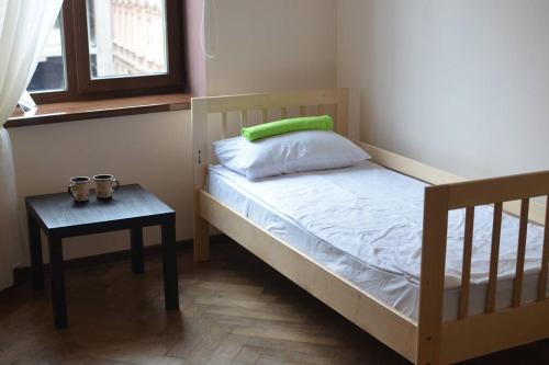利沃夫Rooms in the center of Lviv的一间卧室配有一张床、一张桌子和一个窗户。