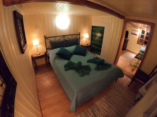 埃梅滕Mountain peace in the heart of Switzerland的一间卧室配有一张带绿色枕头的大床