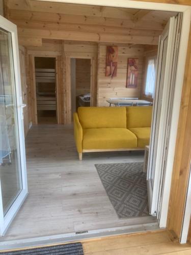 艾克塞恩维克斯Les Pins的一间客厅,客厅里设有黄色沙发