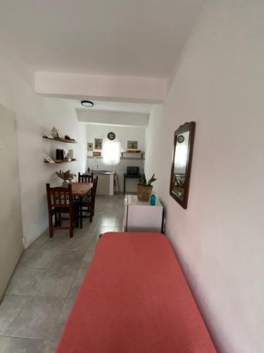 科连特斯La Escala的客厅里一张红地毯,配有桌子