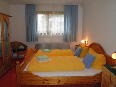 蒂蒂湖-新城Ferienhäusle Sonnenblume Titisee的一间卧室配有一张带黄色床单的大床