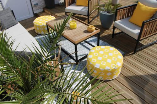 昂热"Chez Lyly et Juju" Piscine&Calme 3Chambres的庭院配有桌椅和植物