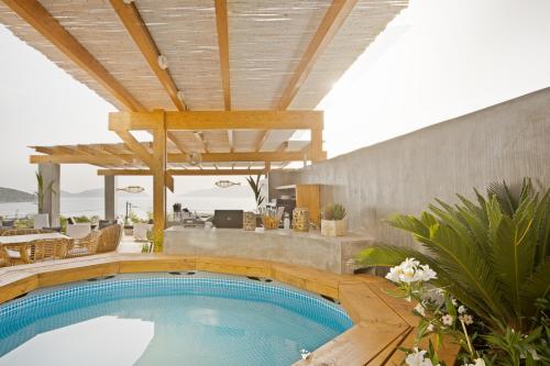 AlikíSeaside apartments的一座带木制天花板的别墅内的游泳池