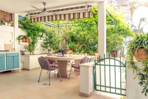 马卡尔斯卡Comfort Apartment Dorin的庭院配有桌椅和植物