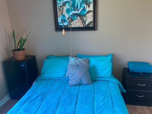 基西米Irises House - private room in home的一间卧室配有蓝色床和蓝色棉被