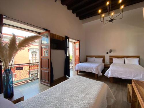 杜兰戈Palacio de las Rosas的一间卧室设有两张床和大窗户