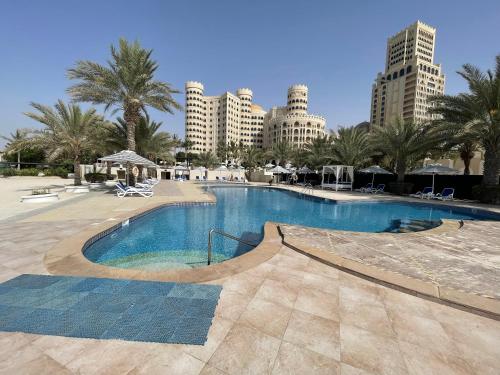 Private Suites Al Hamra Palace at golf & sea resort内部或周边的泳池