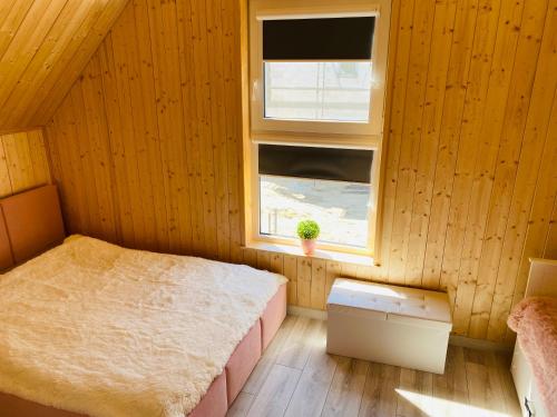 弗瓦迪斯瓦沃沃Mila Baltica的一间卧室设有一张床和一个窗口