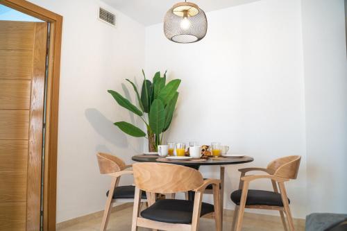 福恩吉罗拉Apartamento Puerto Playa, Fuengirola centro的一间带桌椅的用餐室