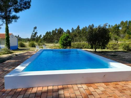FatacaQuintal Alentejano的后院的游泳池,设有砖砌庭院