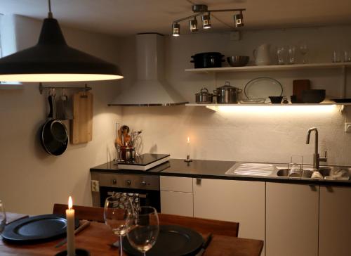 DockstaApartment with Terrace in the Swedish High Coast的厨房配有桌子和带蜡烛的台面
