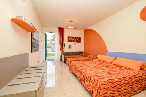 佩斯基耶拉德加达La Forgia Apartments的一间带两张床和一张沙发的卧室