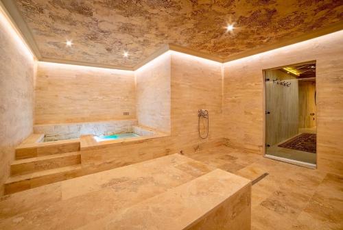 大特尔诺沃Bey House Royal Hotel的大型浴室设有浴缸和淋浴。