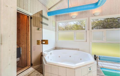 Hohendorf霍恩道夫/波罗的海劳斯海莫道夫酒店的带窗户的浴室设有大浴缸