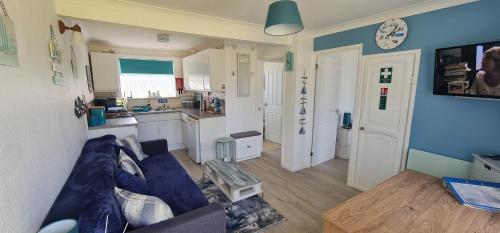 桑当Isle of Wight Chalet的带沙发的客厅和厨房