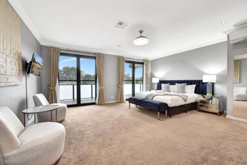 努尔卡巴HOT HOT Spoil someone special at this luxe Hunter Valley Estate - stunning luxury in super central location的一间大卧室,配有一张床和一张沙发
